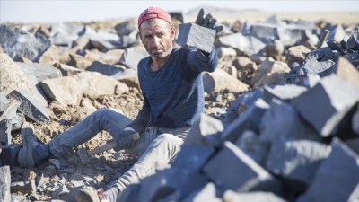 İdil’de Siyah Taşlara şekil Veriyor.