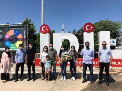 İdil’e Atanan  Sözleşmeli Öğretmler Çiçeklerle Karşılandı