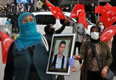 İdil’li Anne Sakine Kartal Dağa Kaçırılan Oğlu İçin HDP Binası Önünde