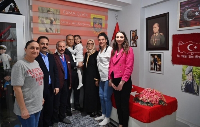 İstanbul Valisi Yerlikaya, İdil’de Şehit olan Esma Çevik’in ailesinin evinde oruç açtı