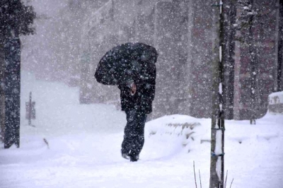Kar nedeniyle yolda mahsur kalan 43 kişi kurtarıldı