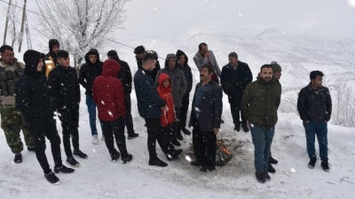 Kar nedeniyle yolda mahsur kalan 65 kişi kurtarıldı