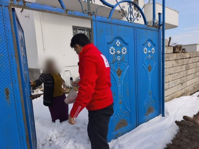 Kızılay İdil Şubesi soğuk havaya ve kar engeline rağmen yine sahalarda