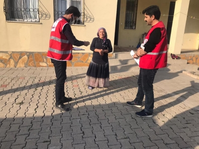 Kızılay İdil Temsilciliği ilçe merkezinde muhtaç aileleri ziyaret etti.