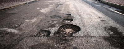 Midyat-İdil yolunda yama çalışması yapılarak, çukurlar kapatılıyor.