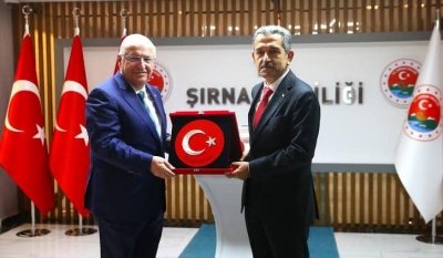 Milli Savunma Bakanı Yaşar Güler, Şırnak'ta esnaf ve vatandaşlarla bir araya geldi.