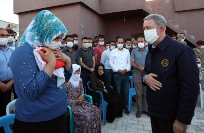 Milli Savunma Bakanı Hulusi Akar Silopi'de şehit olan işçilerin ailelerini ziyaret etti