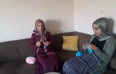 Minik Eller Üşümesin Diye Şırnak'lı AK Kadınlar ilmikleri Dokudu.