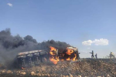 Nusaybin'de kaza yapan tır alev aldı. Alevler tarlaya sıçradı