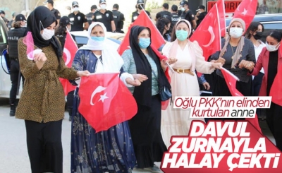 Oğlu PKK'dan kaçan anne, Türk bayraklarıyla halay çekti