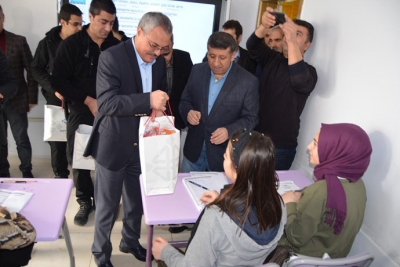 Öğrencilere eğitim setleri hediye edildi