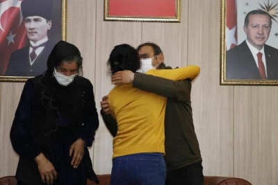 Polisin ikna çalışmasıyla teslim olan 2 PKK/KCK'lı aileleriyle buluşturuldu 