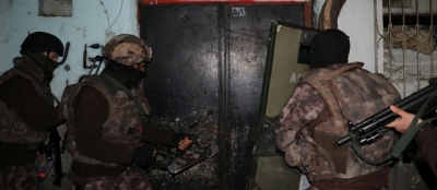 Polisten şafak baskın