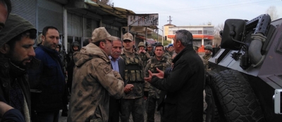 Pompalı tüfekle panolara saldırı