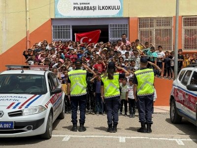 Şırnak İl Jandarma Komutanlığı’ndan Farkındalık! İdil Öğrencilerine Trafik Eğitimi