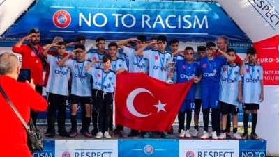 Şırnak UYAFA Takımı, Barcelona'da ikincilik kupasını kaldırdı