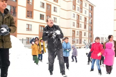 Şırnak Valisi Ali Hamza Pehlivan ve Eşi Çocuklarla Kar Topu Oynadı 