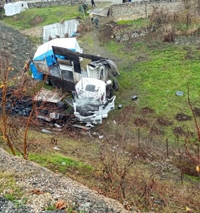 Şırnak'ın Uludere ilçesinde tır şarampole yuvarlandı: Sürücü hafif yaralandı