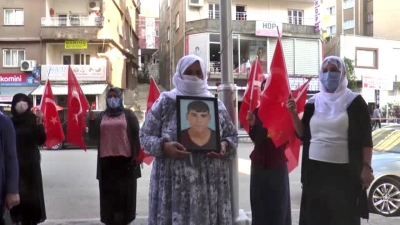 Şırnaklı anne HDP il binasına gelerek dağa kaçırılan oğlunu istedi