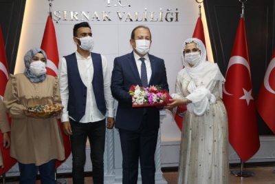  Şırnaklı gençlerden, yeni atanan öğretmenlere çikolata ve karanfil