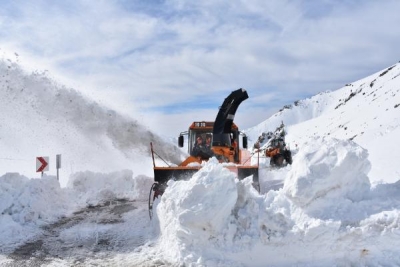 Şırnak'ta, 3 metrelik kar yığınlarıyla zorlu mücadele