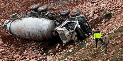 Şırnak'ta Beton mikseri kamyonu şarampole devrildi 2 Yaralı