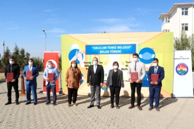 Şırnak'ta, düzenlenen törenle 35 okula, 'Okulum Temiz' belgesi verildi.
