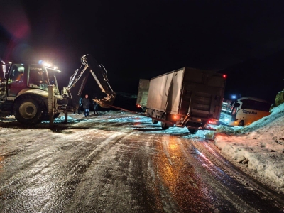 Şırnak’ta Kar Nedeniyle Yolda Kalan Otobüs Yolcuları Belediyeye Sığındı