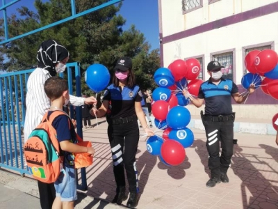 Şırnak'ta polis ekipleri öğrenci ve velileri salgın tedbirlerine yönelik bilgilendirdi