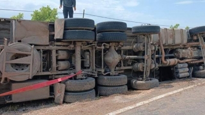 Şırnak'ta tır devrildi: 102 koyun ve keçi öldü