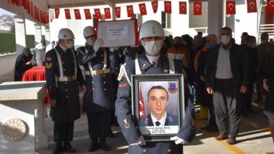 Şırnak'ta trafik kazasında hayatını kaybeden uzman çavuş ve ailesi toprağa verildi