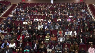 Şırnak’ta Vali ve Belediye Başkanı, öğretmen korosuyla şarkı söyledi