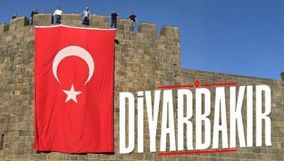 Tarihi Diyarbakır Surları'na 'Terörsüz Türkiye'ye destek için Türk bayrağı asıldı