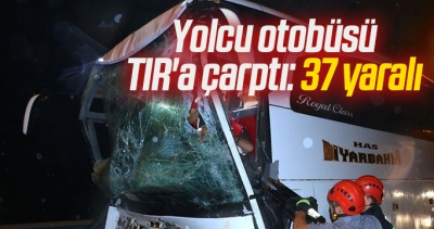 Yolcu otobüsü TIR'a çarptı! 37 kişi yaralandı